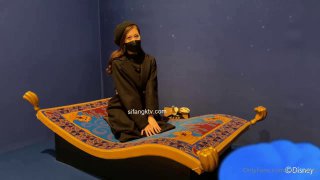 偷看美女洗澡被发现