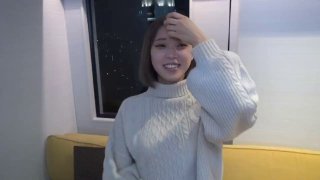 小巧的少女有着大肥屁股,为镜头摇晃着它